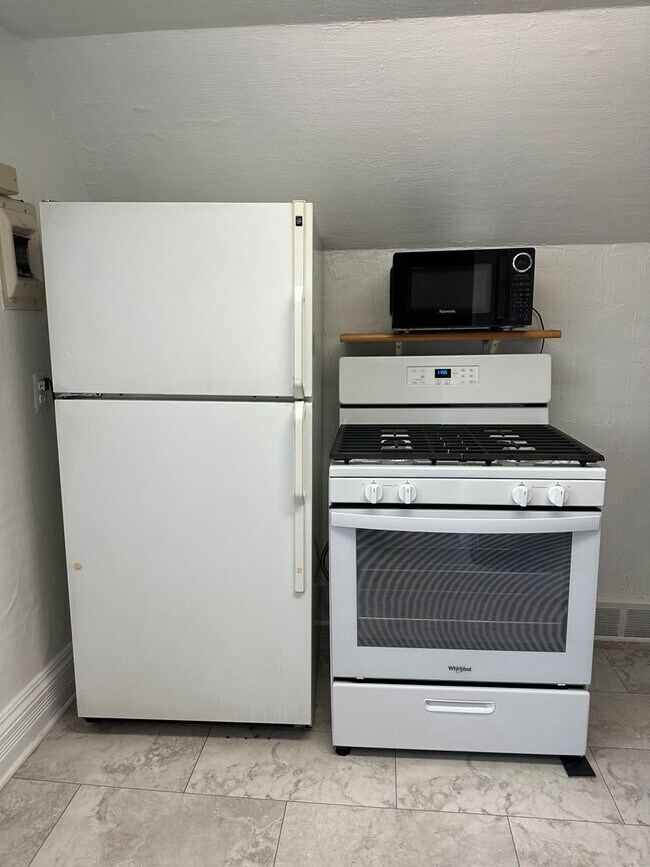 Building Photo - Royal Oak Triplex - Washington