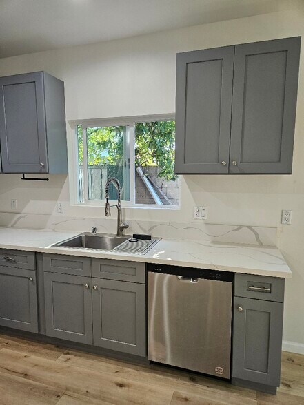 Building Photo - 1506 W Anahurst Pl
