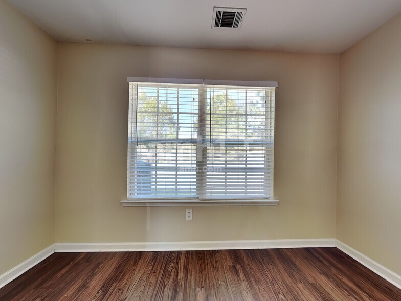 Building Photo - 28 Bostwick Dr