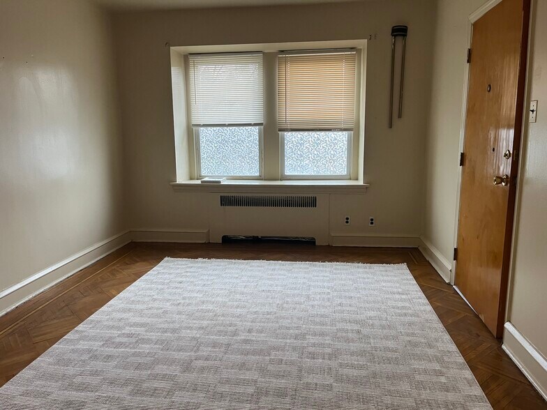 Building Photo - 3427 Sheffield Ave