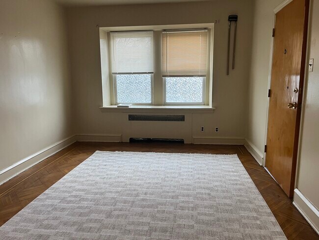 Building Photo - 3427 Sheffield Ave