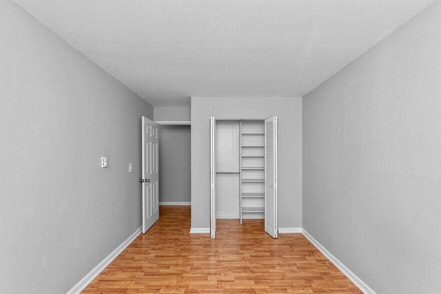 Building Photo - 3825 N Pine Grove Ave