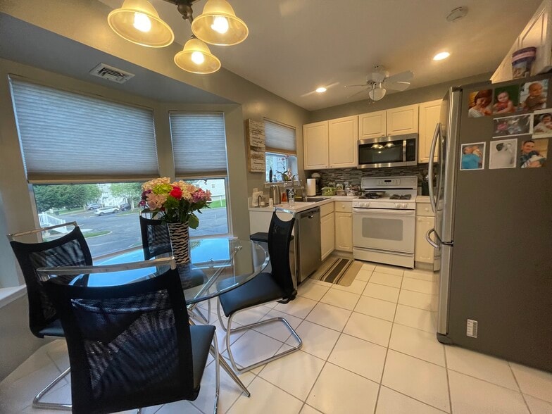 Building Photo - 20 Leeward Ln