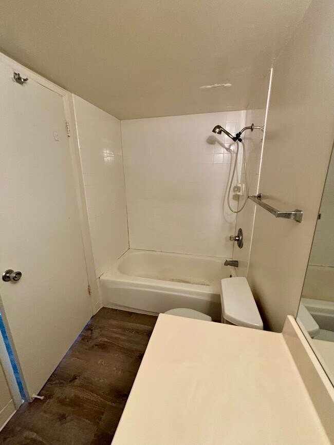 Building Photo - For Rent | Spacious Studio with 1 assigned parking stall located at Kemo'o By The Lake