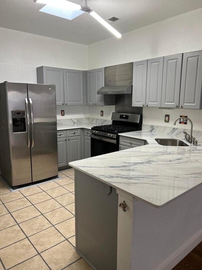 Building Photo - 423 Phoenix Ave NW