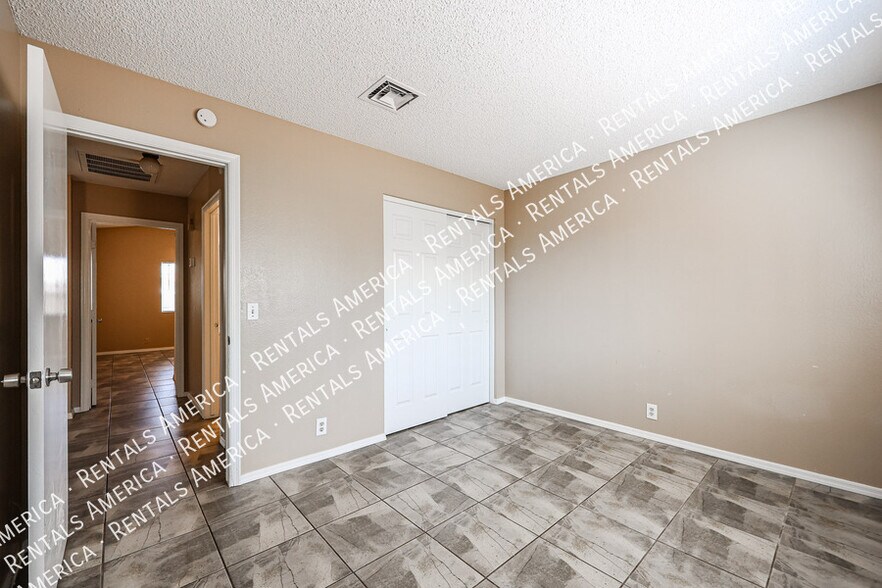 Building Photo - 10010 N 66th Ave