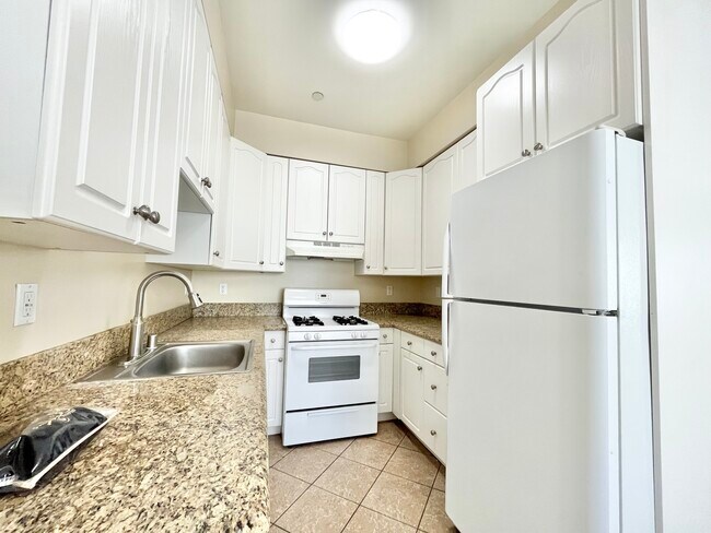 Building Photo - 22651 Del Valle St