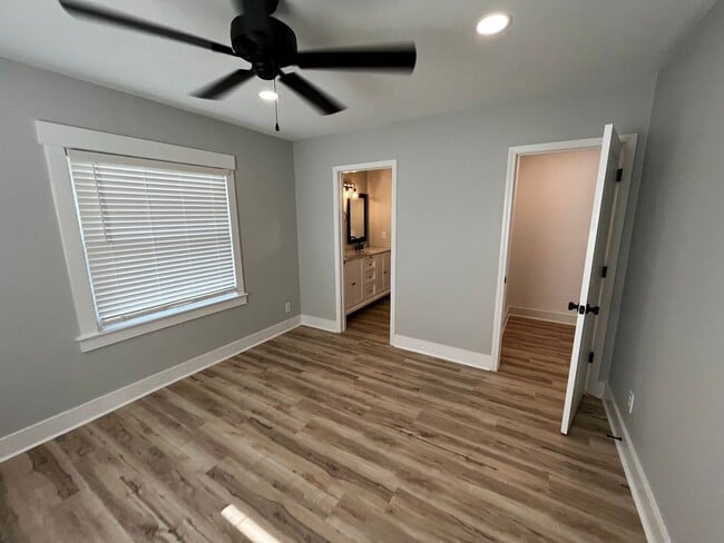 Building Photo - 4Bed/3Bath Renovated Student friendly housing