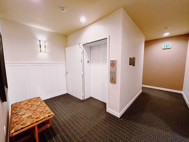 Building Photo - 2Bd/1.75Ba Kirkland Condo