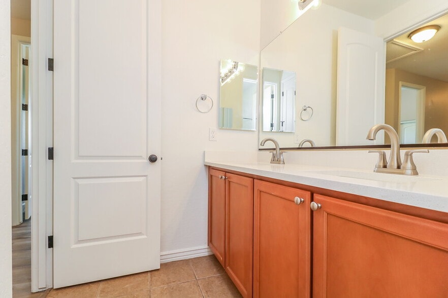 Building Photo - 6512 S 49th Dr