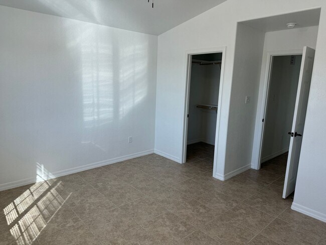 Building Photo - Newer 3 bedroom home with 2 car garage on ...