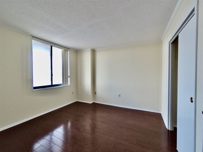 Building Photo - 1434 Harmon Cove Tower