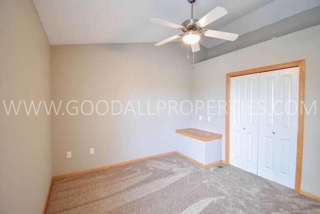 Building Photo - 2 Bedroom, 2.5 bath townhome in Urbandale ...