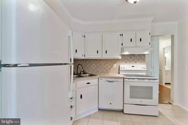 Building Photo - 221 Crocker Dr