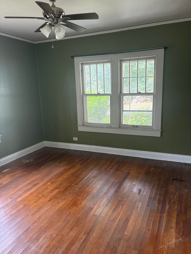 Building Photo - 2 bed 1 bath cottage available now!!