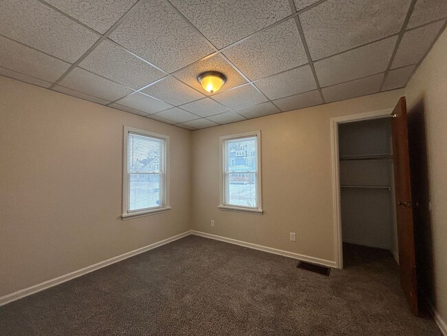 Building Photo - 3 Bedroom 1.5 Bath House - Parking/Laundry Hook-Ups!