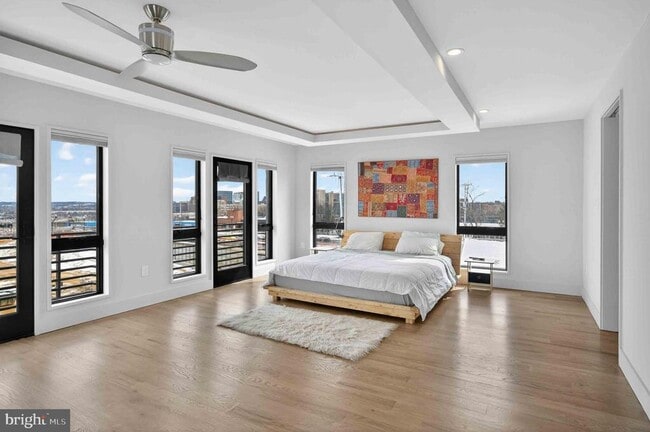 Building Photo - 911 S Oak St