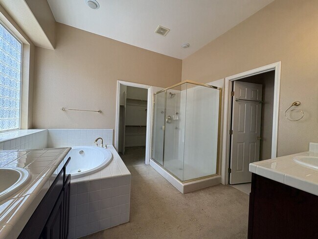 Building Photo - 5637 Lilyview Way