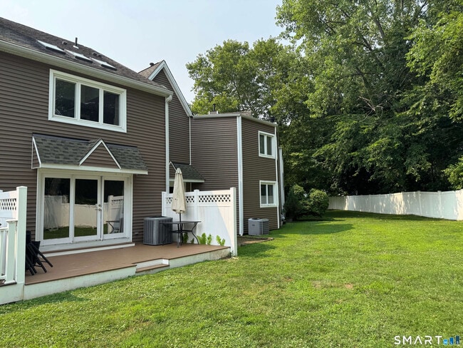 Building Photo - 566 Newfield Ave