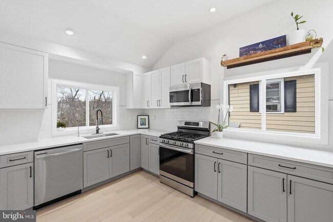 Building Photo - 2211 Franklin St NE