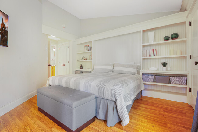 Building Photo - 403 Deerpath W