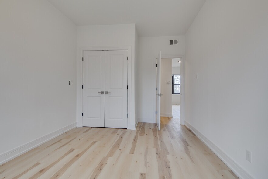 Building Photo - 1906 N Whipple St