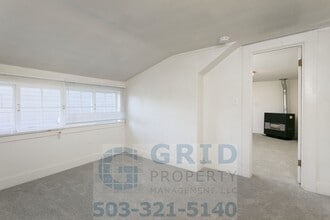 Building Photo - Two Bedroom Apartment Available in Milwaukie!