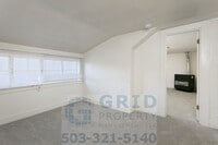 Building Photo - Two Bedroom Apartment Available in Milwaukie!