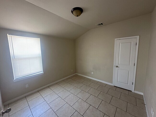 Building Photo - 4304 Ivory Ln