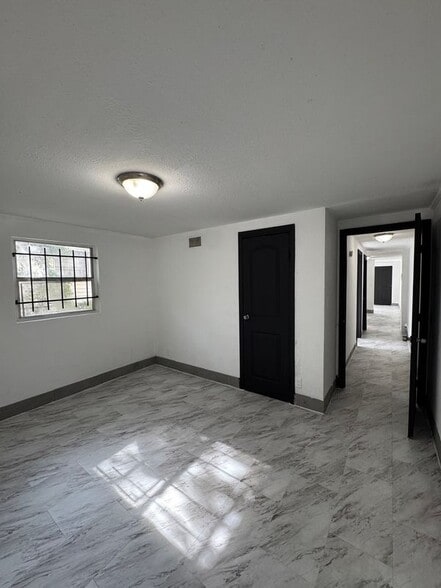 Building Photo - 929 W 27th St