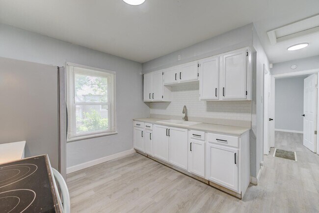 Building Photo - 8067 Aline Ave