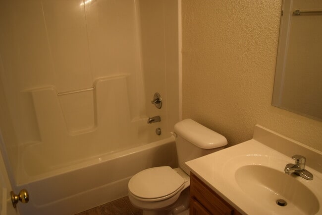 Building Photo - Beautiful 2 Bedroom, 2 Bathroom Duplex with a Garage!