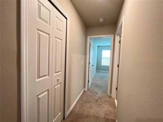 Building Photo - 996 Robin Holly St