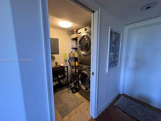 Building Photo - 2400 SW 3rd Ave