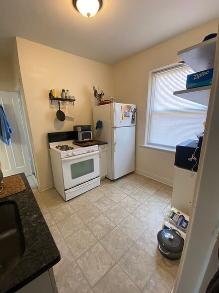 Building Photo - 2106 W Thomas St