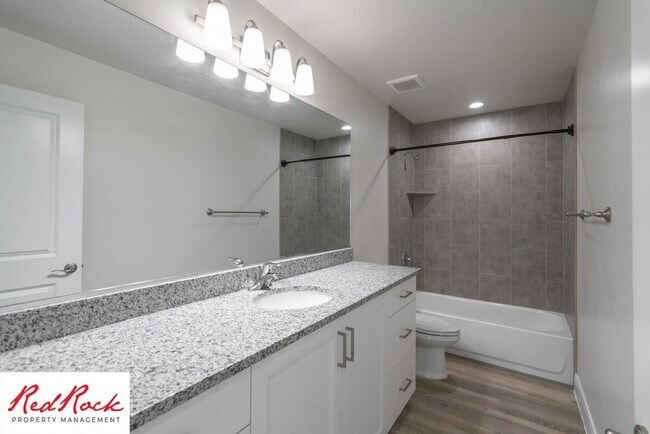 Building Photo - Modern Townhome in Desirable Hurricane Hei...