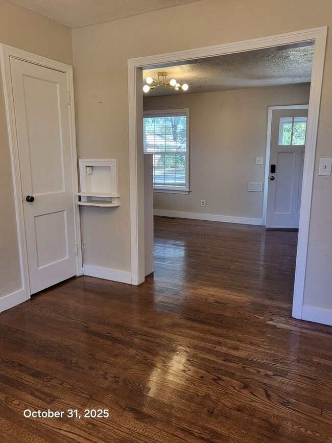 Building Photo - (2) Bed/(2) Bath w/ Must-See Updates Avail...