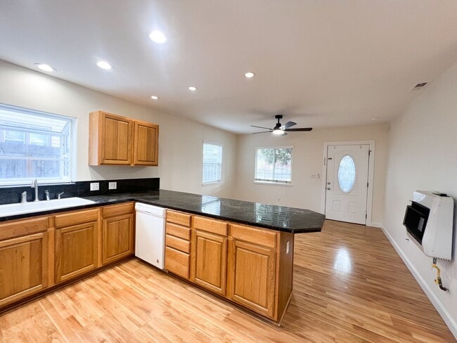 Building Photo - 1 Bed/1 Bath Cottage Style Home