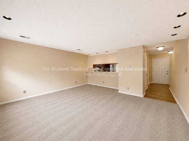 Building Photo - 437 S Gallaher View Rd