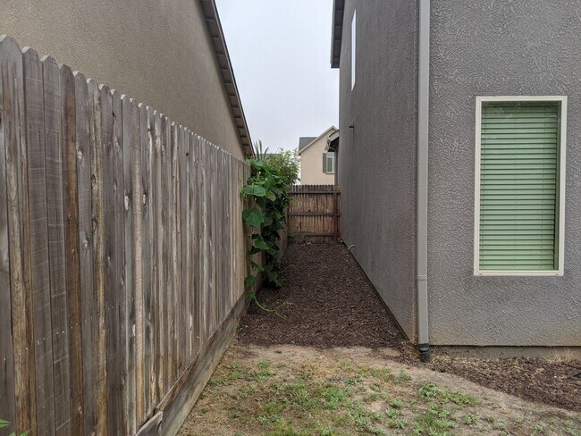 Building Photo - Newer construction home with open floor plan and nice upgrades. Clovis unified schools.