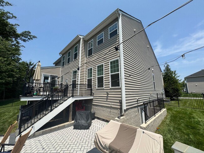Building Photo - Amazing 6 Bed 5 Bath Single Family Home Wi...