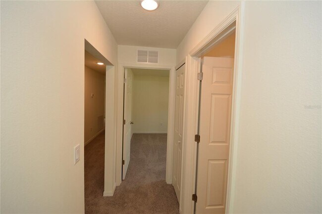 Building Photo - 11 Roxland Ln