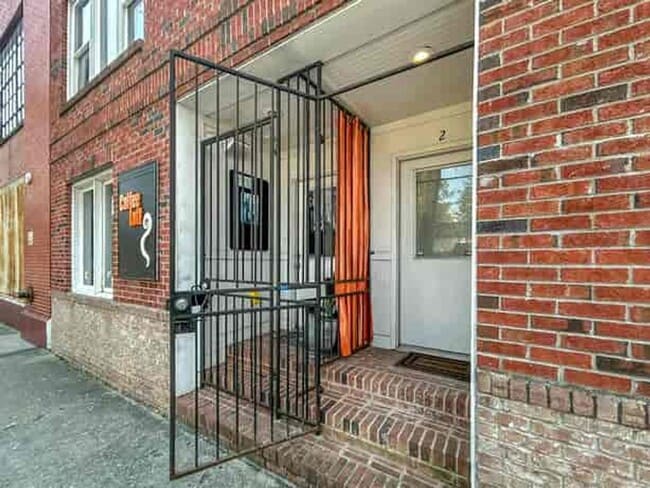 Building Photo - 322 Peters St SW