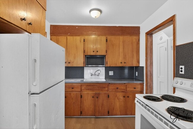 Building Photo - $1350 3 bedrooms