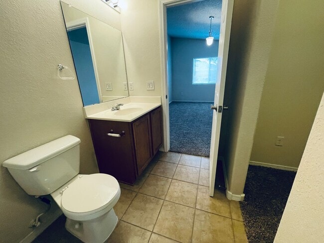 Building Photo - 3 bed 2 bath 1400 sq ft home