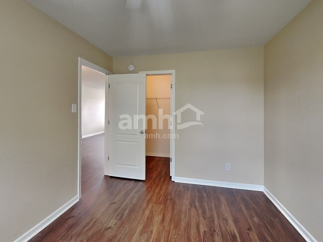 Building Photo - 1622 Carriage Cir