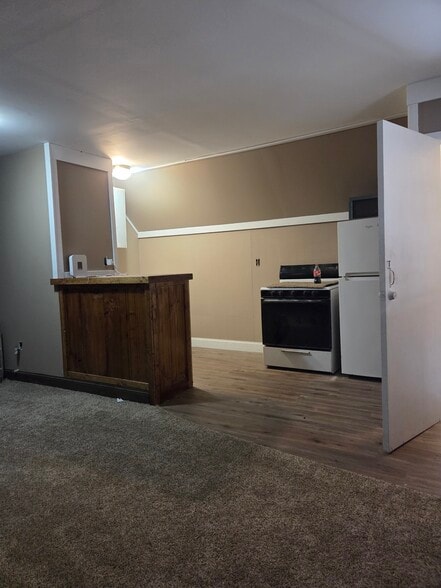 Building Photo - 3285 W 61st St