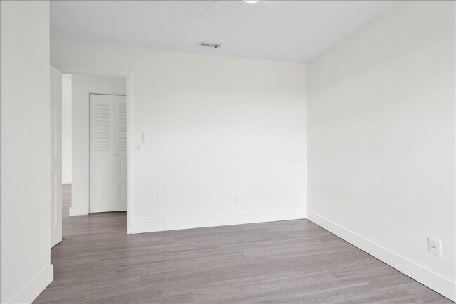 Building Photo - 841 NW Riverside Dr