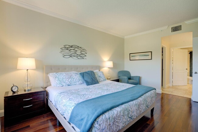 Building Photo - 500 Uno Lago Dr