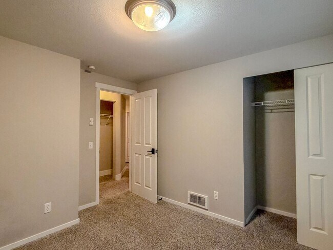Building Photo - Gorgeous 2bd/2bth Lower Queen Anne Condo, $2,850/mo.